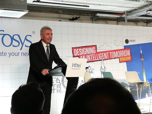 NRW- Wirtschaftsminister Prof. Dr. Andreas Pinkwart hielt ein Grußwort zur Eröffnung der Infosys-Deutschlandfiliale. Fotos (3): Michael Kirch